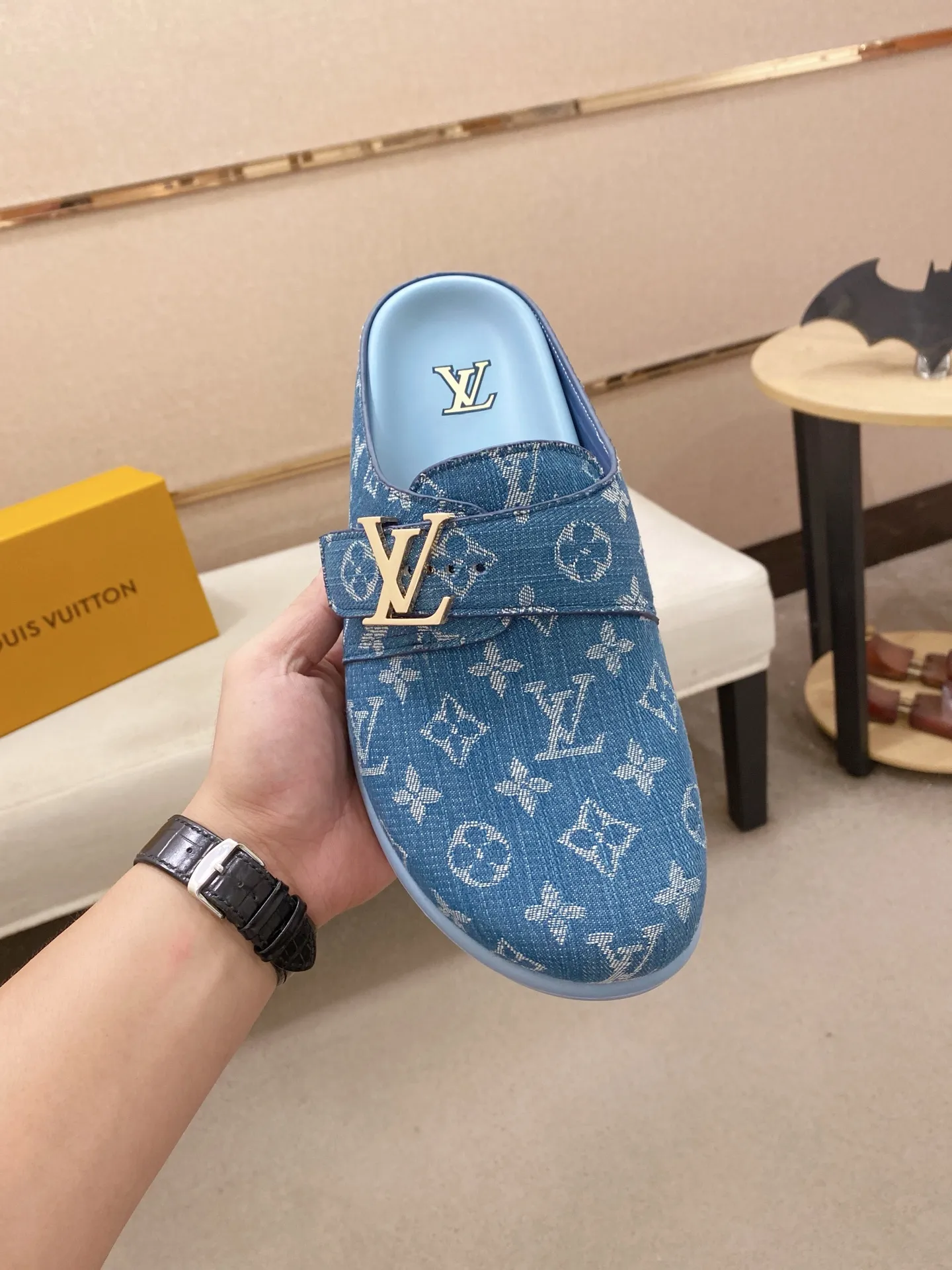 Men's shoes💰: 200💰38-45, LV Easy 2025 new men's casual sandals and slippers, made of suede cow leather, with Monogram pattern to highlight the trendy style. Adjustable straps illuminated with LV letters, while a resilient insole and micro outsole provide lightweight comfort. Made of suede cow leather with embossed Monogram pattern and brand element metal hardware✅Adjustable straps➕Tough insole‼ ️Micro outsole. Comfortable and easy to wear‼ ️